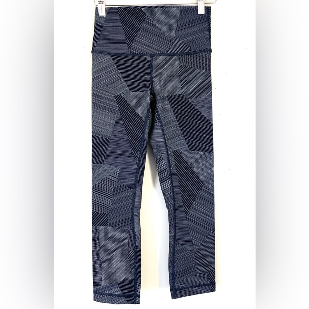 LULULEMON BLUE/WHITE GEOMETRIC PRINT CROP LEGGING- SIZE 6